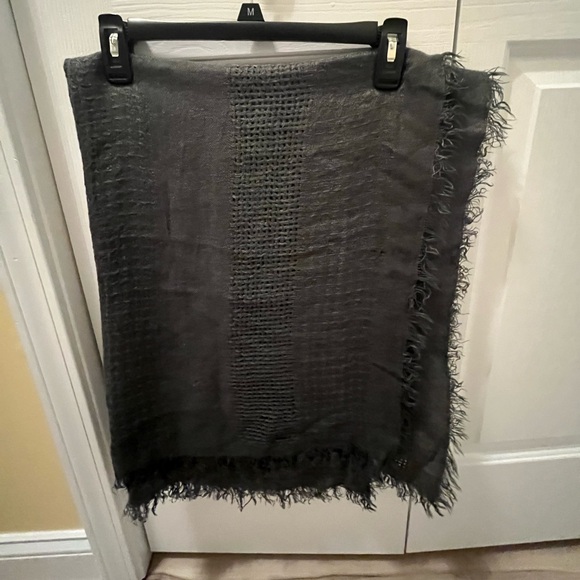 Steve Madden Oversized Dark Gray Lightweight Fringed Woven Shawl/Wrap - Picture 3 of 6